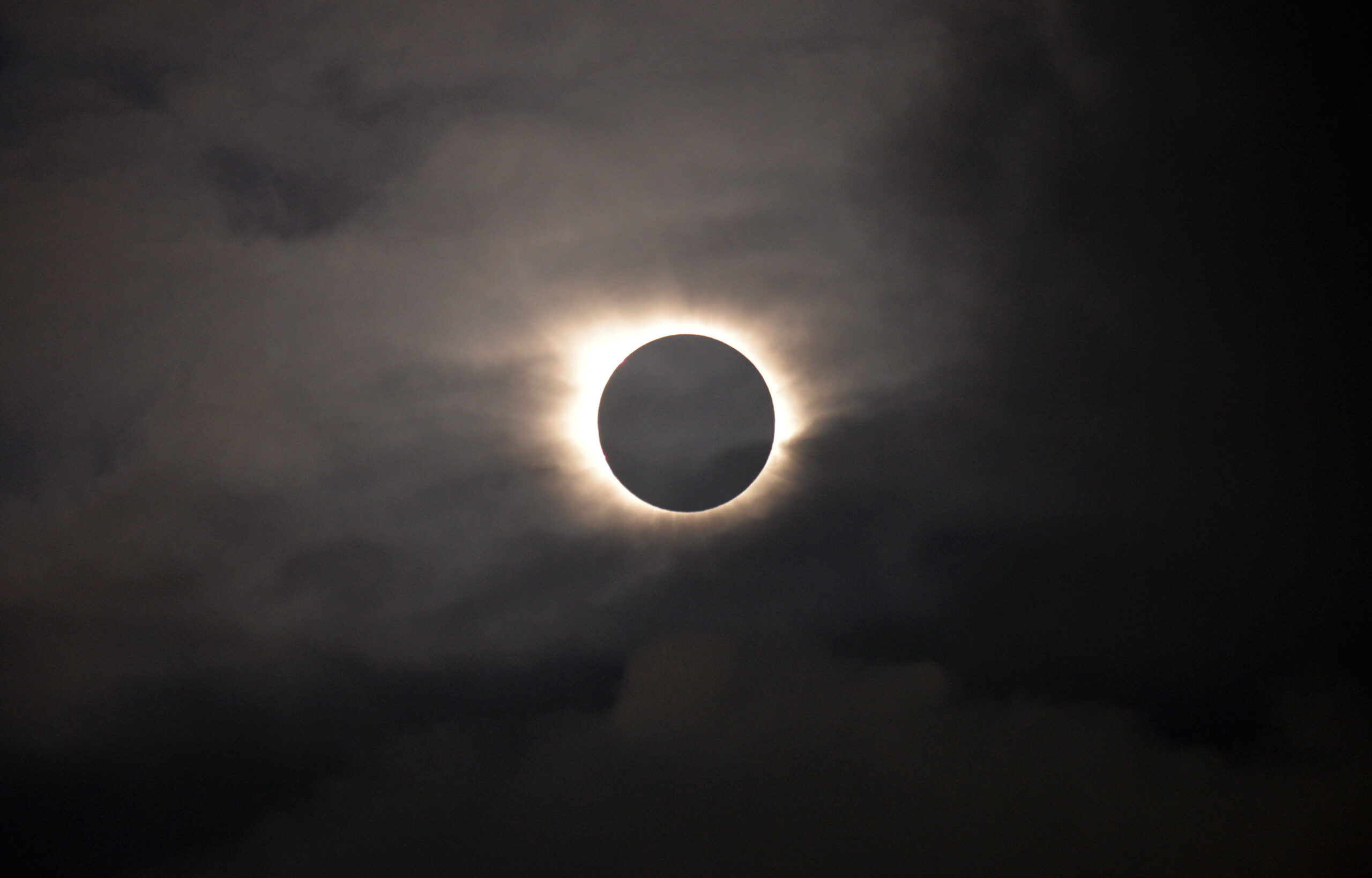 Во время солнечного затмения тень от луны. Затмение фото. Частичное лунное затмение. Journey Eclipse 2011.