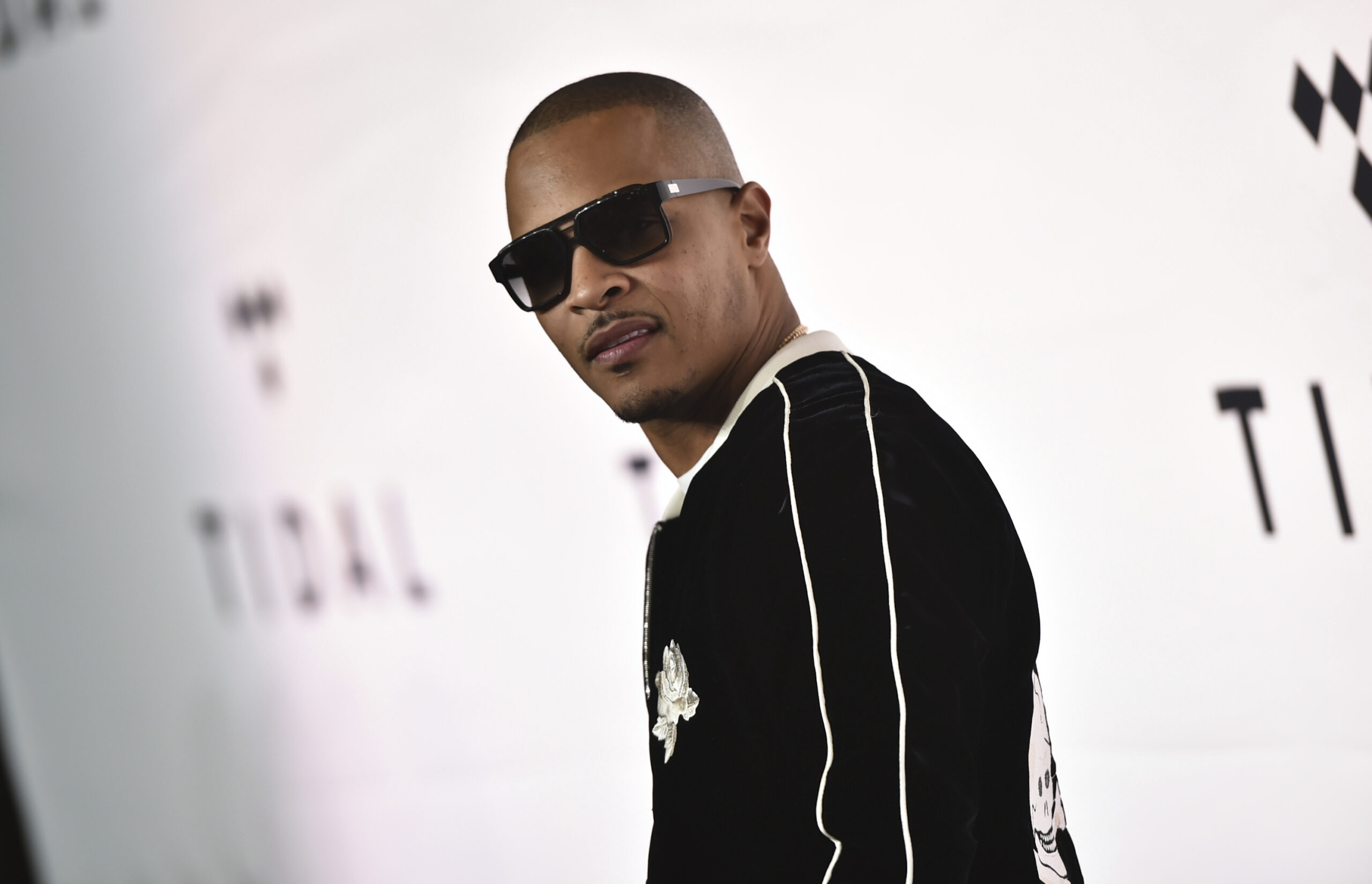 T.I. Helps Mothers With Last-Minute Christmas Shopping