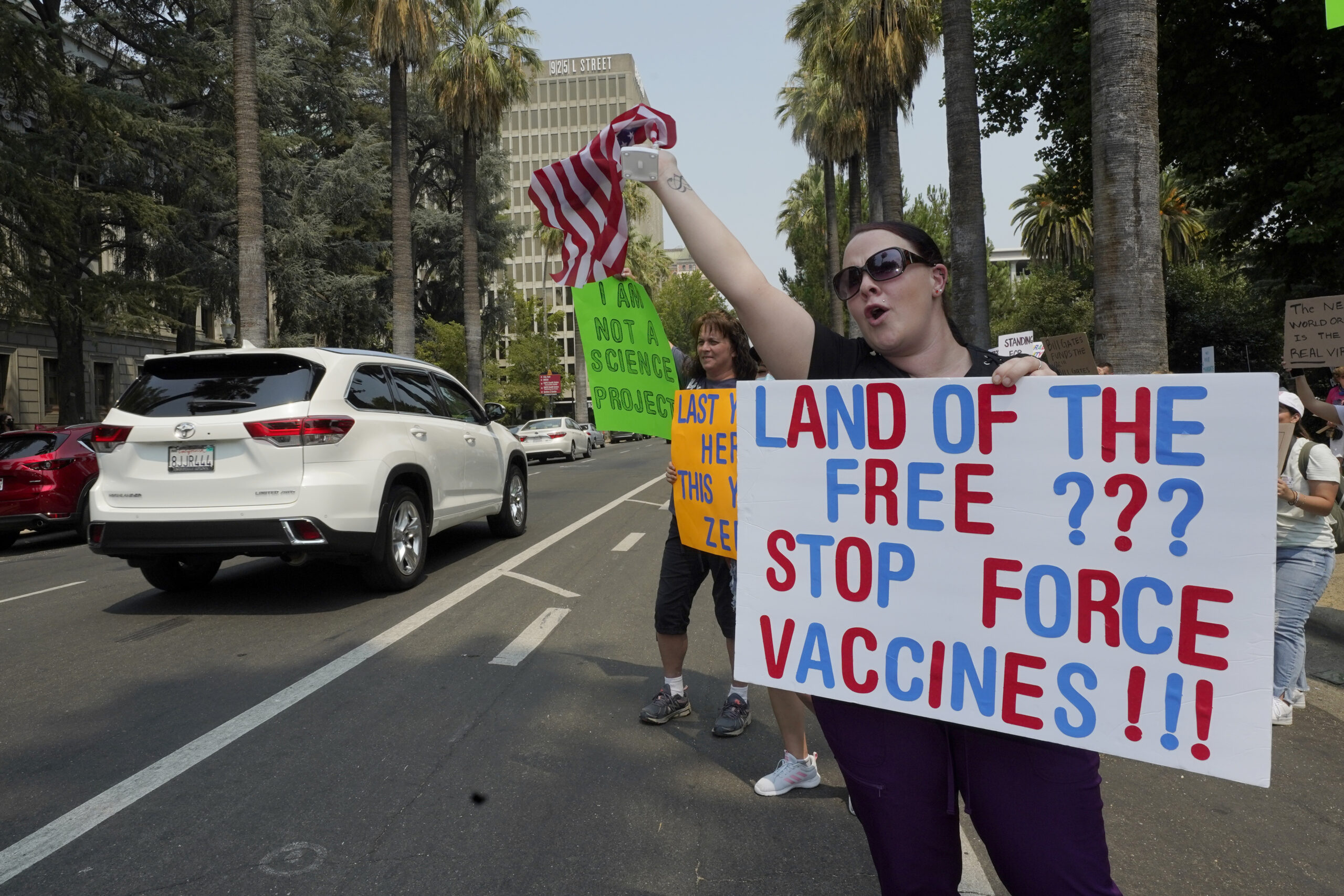 Thousands of Georgia hospital workers face vaccine deadline