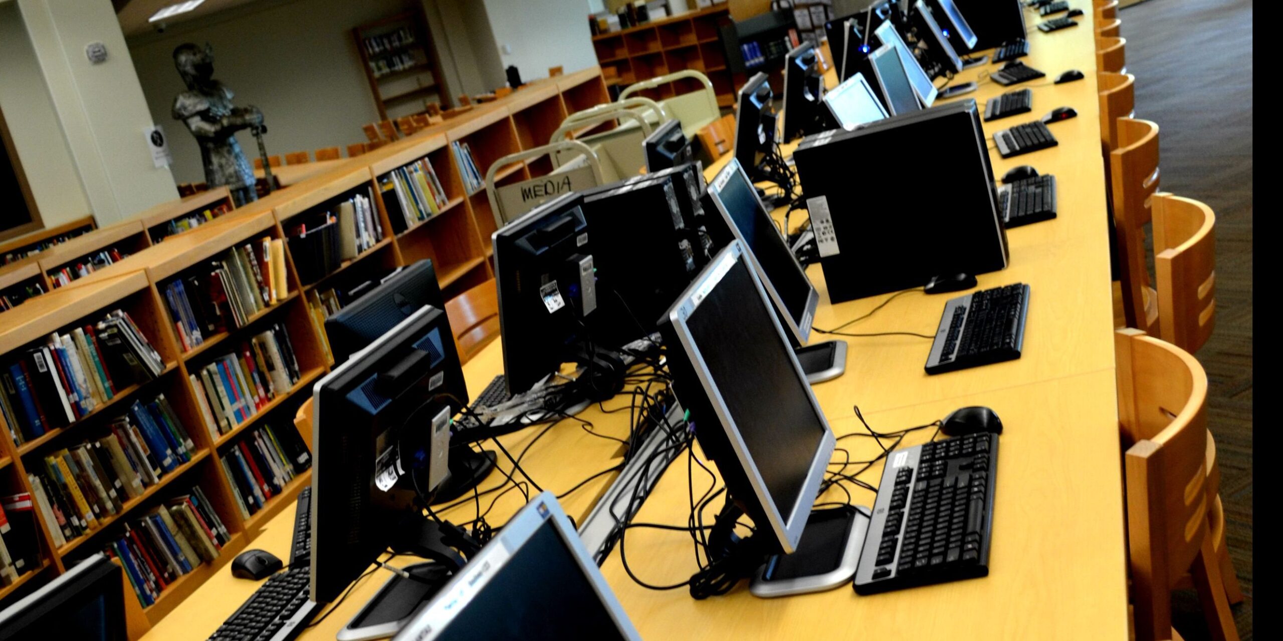 Atlanta schools offer $3K to lure teachers for online class – WABE