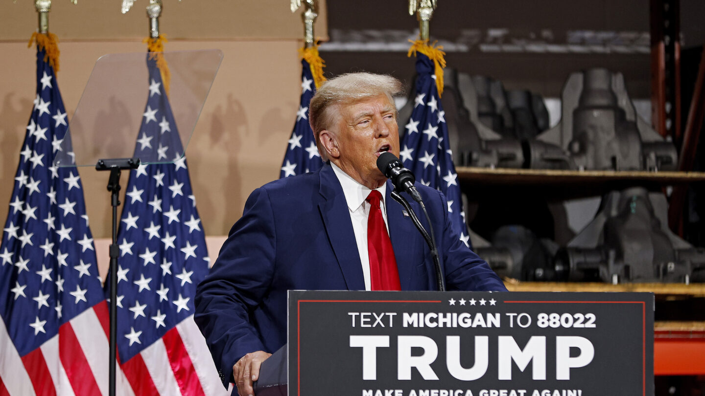 Trump rails against electric cars in Michigan while his GOP challengers debate (wxyz.com)