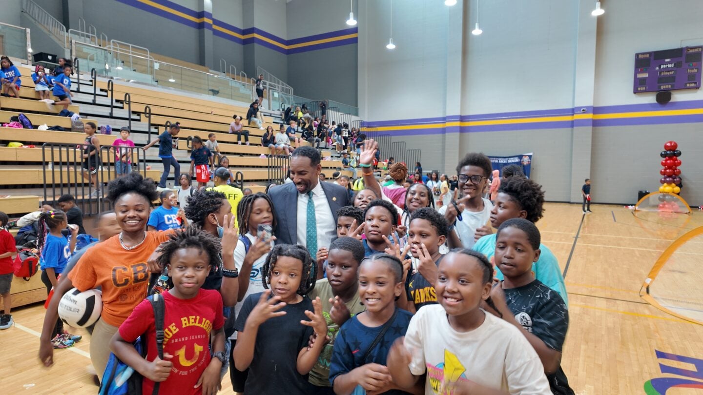 The mayor of Atlanta posing with kids.
